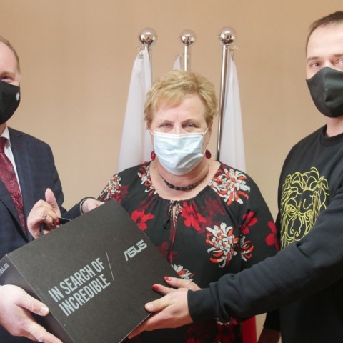 Powiększ obraz: Laptopy%20dla%20seniorów