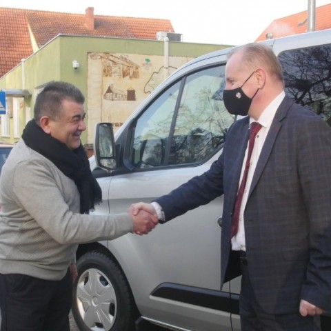Powiększ obraz: Nowy%20samochód%20w%20Gminie%20Tuczno