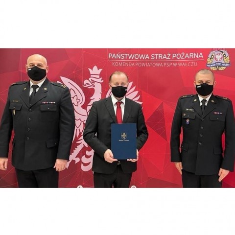 Powiększ obraz: Podpisanie%20umowy%20na%20dofinansowanie%20zakupu%20samochodu%20gaśniczego