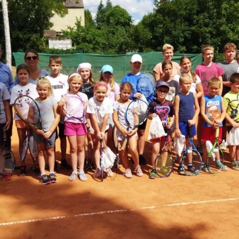 Powiększ obraz: Zajęcia%20sportowe%20na%20korcie%20tenisowym