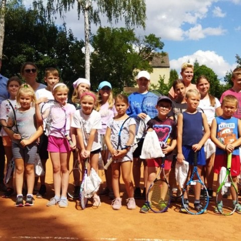 Powiększ obraz: Zajęcia sportowe na korcie tenisowym