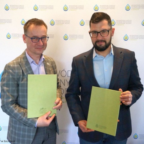 Powiększ obraz: Podpisanie%20umowy%20ponad%2055%20tys.%20zł%20na%20usunięcie%20118%20ton%20azbestu%20w%20Gminie%20Tuczno