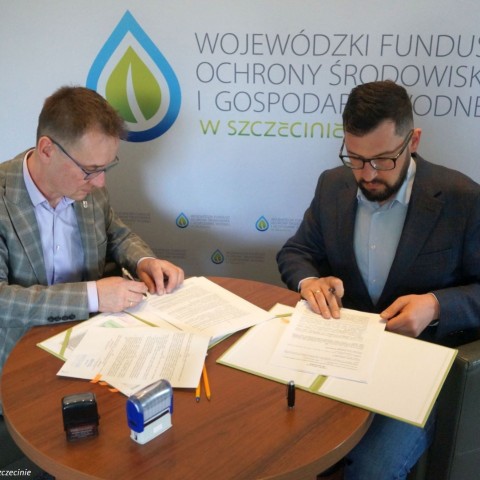 Powiększ obraz: Podpisanie umowy ponad 55 tys. zł na usunięcie 118 ton azbestu w Gminie Tuczno